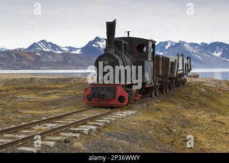 Train historique de mines de charbon dans la toundra, NY-Alesund, Spitsbergen, Svalbard Banque D'Images