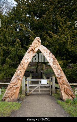 Arche en bois sculpté à l'entrée de la forêt, Crow Wood, Danby, North York Moors N. P. North Yorkshire, Angleterre, Royaume-Uni Banque D'Images