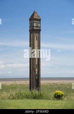 Ancienne marque de mer sur la côte, près de la chaussée de l'île de Roa, phare de Rampside, Rampside, péninsule de Furness, Barrow-in-Furness, Cumbria, Angleterre Banque D'Images