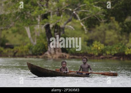 Deux garçons pagayant un canot de dugout, île Kolombangara, Îles Salomon Banque D'Images