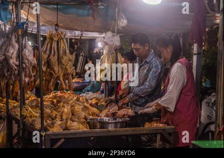 Les vendeurs de volaille ont coupé le poulet dans le marché principal de la viande de gros la nuit pendant une peur de grippe d'oiseau. Phsar Dumkor, Phnom Penh, Cambodge. © Kraig Lieb Banque D'Images