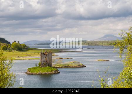 Vue sur la tour médiévale de l'île de Tidal, le château de Stalker, le Loch Linnhe, Portnacroish, Argyll, Highlands, Écosse, Royaume-Uni Banque D'Images