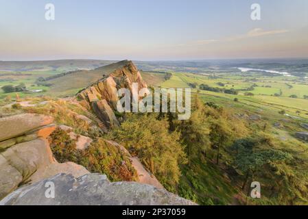 Vue du domaine des cafards vers Hen Cloud, Peak District N. P. Staffordshire, Angleterre, août, de l'escarpement de Gritstone dans la soirée Banque D'Images