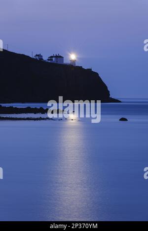 Vue sur le phare sur la falaise au crépuscule, phare de Blackhead, Whitehead, comté d'Antrim, Irlande du Nord Banque D'Images