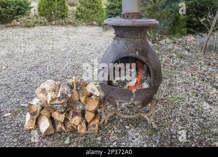 Poêle à bois en rondins séparés, Waddington, Lancashire, Angleterre, Royaume-Uni Banque D'Images
