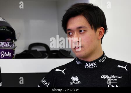 (230305) -- MANAMA, 5 mars 2023 (Xinhua) -- le pilote chinois Zhou Guanyu d'Alfa Romeo réagit lors d'une session de qualification du Grand Prix de Formule 1 de Bahreïn au circuit international de Sakhir, Bahreïn, sur 4 mars 2023. (Document alfa Romeo via Xinhua) Banque D'Images