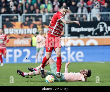 Augsbourg, Allemagne. 4th mars 2023. Jeffrey Gouweleeuw (en haut) d'Augsbourg est en présence d'Ilia Gruev de Werder Bremen lors du match de football allemand de la première division Bundesliga entre le FC Augsburg et le SV Werder Bremen à Augsbourg, Allemagne, 4 mars 2023. Credit: Philippe Ruiz/Xinhua/Alay Live News Banque D'Images