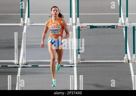 ISTANBUL, TURQUIE - MARS 5: Zoe Sedney des pays-Bas en compétition dans les 60m haies femmes pendant le jour 3 des Championnats européens d'athlétisme en salle à l'Atakoy Athletics Arena sur 5 mars 2023 à Istanbul, Turquie (photo par l'Agence Nikola Krstic/BSR) Banque D'Images