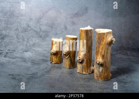 Quatre billes brunes ont été disposées de haut en bas. Vue latérale. Isolé sur un noir. Banque D'Images