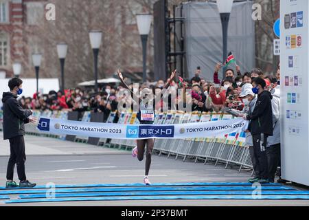 Tokyo, Japon. 5th mars 2023. Rosemary Wanjiru, du Kenya (C), franchit la ligne d'arrivée au Marathon 2023 de Tokyo, au Japon, au 5 mars 2023. Credit: Zhang Xiaoyu/Xinhua/Alay Live News Banque D'Images