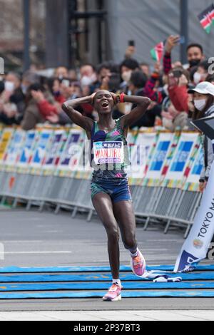 Tokyo, Japon. 5th mars 2023. Rosemary Wanjiru, du Kenya, franchit la ligne d'arrivée après avoir remporté le titre de femme au Marathon de Tokyo 2023 à Tokyo, au Japon, en 5 mars 2023. Credit: Zhang Xiaoyu/Xinhua/Alay Live News Banque D'Images