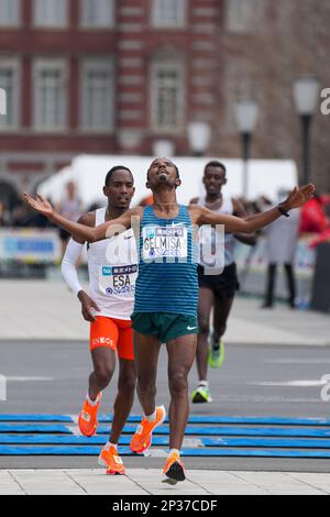 Tokyo, Japon. 5th mars 2023. Deso Gelmisa (devant) de l'Ethiopie franchit la ligne d'arrivée après avoir remporté le titre masculin au Marathon de Tokyo 2023 à Tokyo, Japon, 5 mars 2023. Credit: Zhang Xiaoyu/Xinhua/Alay Live News Banque D'Images