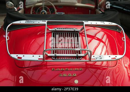 Porsche 356 Cabriolet vintage, voiture, voiture de sport, conduite à toit ouvert, entretien de voiture, moteur boxer, propulsion, moteur en virage Banque D'Images