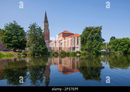 Petit Kiel avec hôtel de ville, tour de l'hôtel de ville et opéra, Kiel, capitale de l'État, Schleswig-Holstein, Allemagne Banque D'Images