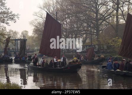 Péniche sur le Hamme près de Neu Helgoland à Worpswede, district d'Osterholz, Allemagne Banque D'Images