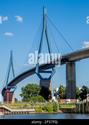 Photo à angle bas du grand monument bleu en décrépite du port de Hambourg, pont suspendu de Köhlbrand, vu d'en dessous d'un bassin portuaire. Banque D'Images