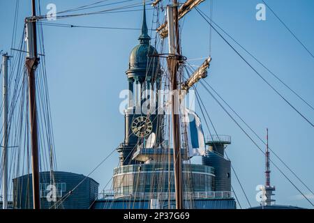 Une partie de l'horizon de Hambourg vue depuis le port, y compris St. L'église Michaelis et la tour de télévision Heinrich-Hertz, encadrées par des cordes et des gréements de voiliers. Banque D'Images