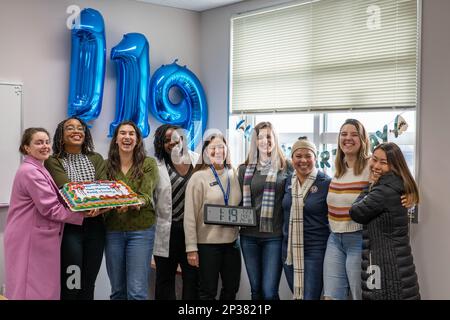 Des volontaires de la Marine-Marine corps relief Society ont célébré leur anniversaire avec une coupe de gâteau à la Marine corps Air Station, Iwakuni, Japon, le 23 janvier 2023. Avec 55 sites dans le monde entier, la société fournit une aide financière, éducative et autre en fonction des besoins aux militaires actifs, aux marins à la retraite et aux Marines, ainsi qu'aux membres de leur famille admissibles et aux survivants. Banque D'Images