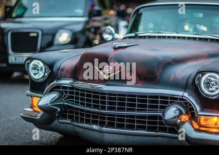Vieille voiture de Cadillac à Londres. Banque D'Images