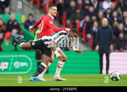 26 Fév 2023 - Manchester United / Newcastle United - Carabao Cup - final - Wembley Stadium Allan Saint-Maximin et Diogo Dalot de Newcastle United lors de la finale de la Carabao Cup. Image : Mark pain / Alamy Live News Banque D'Images