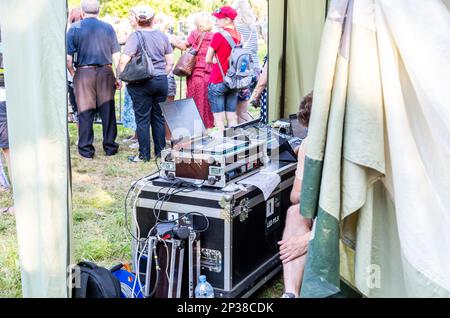 Valdai, Russie - 6 août 2022: Ingénieur du son mélangeant la console à l'extérieur. Mélangeur audio avec boutons et curseurs. Équipement pour les concerts Banque D'Images