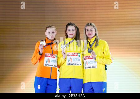 ISTANBUL, TURQUIE - MARS 5: Britt Weerman des pays-Bas, Yaroslava Mahuchikh de l'Ukraine et Kateryna Tabashnyk de l'Ukraine lors de la cérémonie du podium après avoir participé aux femmes de saut à haut niveau lors du jour 3 des Championnats européens d'athlétisme en salle à l'Atakoy Athletics Arena sur 5 mars 2023 à Istanbul, Turquie (photo par Nikola Krstic/BSR Agency) Banque D'Images