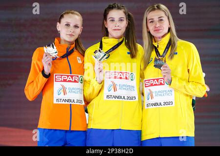 ISTANBUL, TURQUIE - MARS 5: Britt Weerman des pays-Bas, Yaroslava Mahuchikh de l'Ukraine et Kateryna Tabashnyk de l'Ukraine lors de la cérémonie du podium après avoir participé aux femmes de saut à haut niveau lors du jour 3 des Championnats européens d'athlétisme en salle à l'Atakoy Athletics Arena sur 5 mars 2023 à Istanbul, Turquie (photo par Nikola Krstic/BSR Agency) Banque D'Images