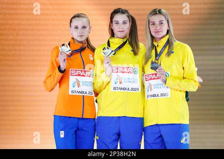 ISTANBUL, TURQUIE - MARS 5: Britt Weerman des pays-Bas, Yaroslava Mahuchikh de l'Ukraine et Kateryna Tabashnyk de l'Ukraine lors de la cérémonie du podium après avoir participé aux femmes de saut à haut niveau lors du jour 3 des Championnats européens d'athlétisme en salle à l'Atakoy Athletics Arena sur 5 mars 2023 à Istanbul, Turquie (photo par Nikola Krstic/BSR Agency) Banque D'Images