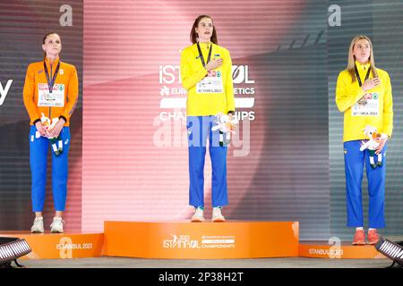 ISTANBUL, TURQUIE - MARS 5: Britt Weerman des pays-Bas, Yaroslava Mahuchikh de l'Ukraine et Kateryna Tabashnyk de l'Ukraine lors de la cérémonie du podium après avoir participé aux femmes de saut à haut niveau lors du jour 3 des Championnats européens d'athlétisme en salle à l'Atakoy Athletics Arena sur 5 mars 2023 à Istanbul, Turquie (photo par Nikola Krstic/BSR Agency) Banque D'Images