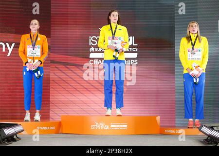 ISTANBUL, TURQUIE - MARS 5: Britt Weerman des pays-Bas, Yaroslava Mahuchikh de l'Ukraine et Kateryna Tabashnyk de l'Ukraine lors de la cérémonie du podium après avoir participé aux femmes de saut à haut niveau lors du jour 3 des Championnats européens d'athlétisme en salle à l'Atakoy Athletics Arena sur 5 mars 2023 à Istanbul, Turquie (photo par Nikola Krstic/BSR Agency) Banque D'Images