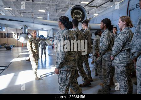 ÉTATS-UNIS Le premier Airman Reese Deandrea de la Force aérienne, membre de l'équipe responsable de la normalisation du Groupe de maintenance 23rd, s'adresse aux élèves du Junior ROTC de l'école secondaire Thomasville à la base aérienne Moody, en Géorgie, le 12 janvier 2023. Les étudiants ont eu l'occasion de s'asseoir dans un siège pilote Thunderbolt II A-10C et d'en apprendre davantage sur les différentes possibilités de carrière associées à l'avion. Banque D'Images