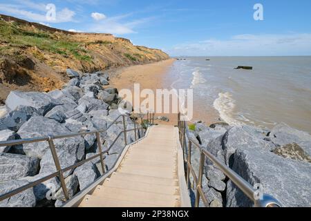 Armure de roche en granit de la promenade en crag faisant partie du système de gestion côtière de Walton-on-the-Naze, Essex, Royaume-Uni. Banque D'Images