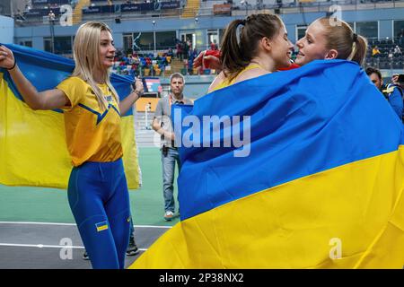 ISTANBUL - Britt Weerman, Yaroslava Mahuchikh, Kateryna Tabashnyk en action dans la finale de saut à la hauteur le quatrième et dernier jour des Championnats d'intérieur d'athlétisme européens en Turquie. ANP RONALD HOOGENDOORN Banque D'Images