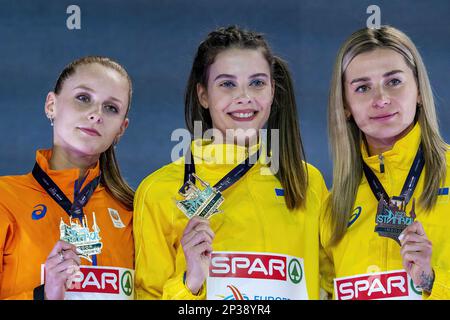 ISTANBUL - Britt Weerman, Yaroslava Mahuchikh, Kateryna Tabashnyk lors de la cérémonie de saut en hauteur le quatrième et dernier jour des Championnats d'intérieur d'athlétisme européens en Turquie. ANP RONALD HOOGENDOORN Banque D'Images