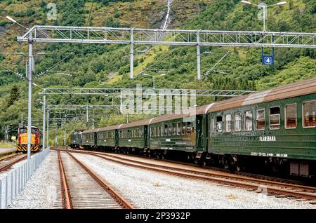 Destination de voyage au nord de l'Europe : train Flam Line (Flamsbana) à la gare de Flam, Aurlandsfjorden, Sognefjord, Sogn og Fjordane, Norvège. Banque D'Images