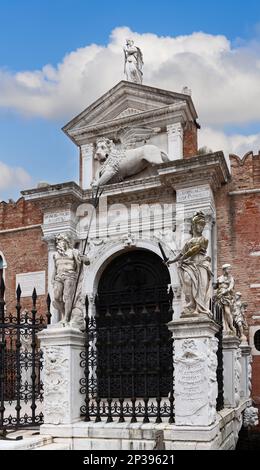 Décoré de statues, l'entrée principale (Porta Magna) de l'Arsenal vénitien et du Musée naval Banque D'Images