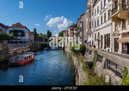 Ville de Ljubljana en Slovénie, bâtiments historiques dans la vieille ville et bateau touristique sur la rivière Ljubljana, paysage pittoresque de la capitale. Banque D'Images
