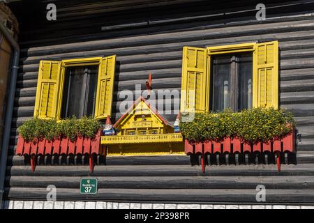 Skofja Loka, Slovénie, maison unique sur Spodnji trg 37 avec une façade traditionnelle en bois, décorée de figurines naines garant une petite maison avec une poupée Banque D'Images