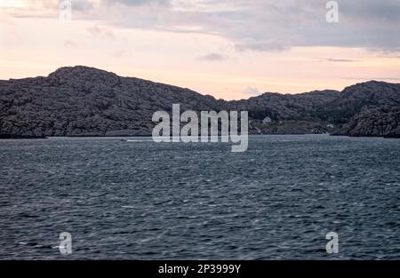 Coucher de soleil sur Aurlandsfjord à l'approche de Flam, Norvège. Destination de voyage au nord de l'Europe Banque D'Images