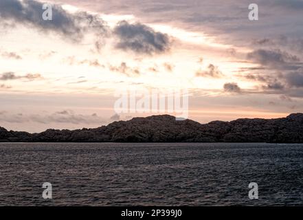 Coucher de soleil sur Aurlandsfjord à l'approche de Flam, Norvège. Destination de voyage au nord de l'Europe Banque D'Images