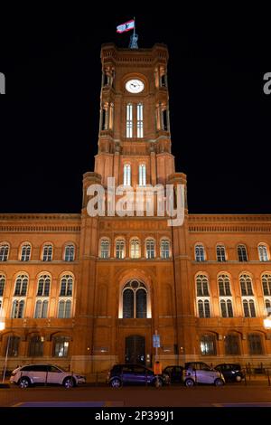 Rotes Rathaus - Hôtel de ville rouge illuminé la nuit dans la ville de Berlin, en Allemagne. Banque D'Images