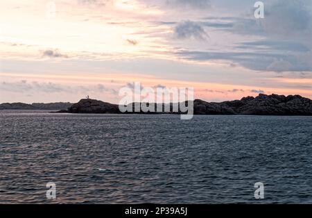 Coucher de soleil sur Aurlandsfjord à l'approche de Flam, Norvège. Destination de voyage au nord de l'Europe Banque D'Images