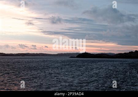 Coucher de soleil sur Aurlandsfjord à l'approche de Flam, Norvège. Destination de voyage au nord de l'Europe Banque D'Images