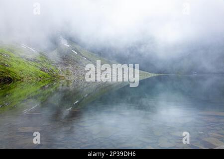 Vue sur le lac du glacier Hemkund Sahib ou sur le lac de neige avec brouillard et reflet. Le lac est un must pour les pèlerins sikhs situés à une altitude de 4 632 M. à t. Banque D'Images