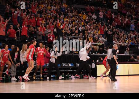 Minneapolis, Minnesota, États-Unis. 4th mars 2023. Le banc de l'Ohio State Buckeyes réagit à la victoire à la fin de l'Indiana contre l'Ohio State le vendredi 3 mars aux demi-finales du tournoi de basket-ball Big Ten 2023 à Minneapolis, Minnesota. L'État de l'Ohio a gagné 79-75. (Credit image: © Steven Garcia/ZUMA Press Wire) USAGE ÉDITORIAL SEULEMENT! Non destiné À un usage commercial ! Banque D'Images