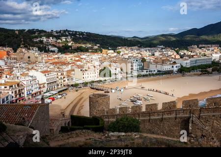 Tossa de Mar ville sur la Costa Brava en Catalogne, Espagne, vue sur la ville avec la plage d'une colline, station balnéaire à la mer Méditerranée. Banque D'Images