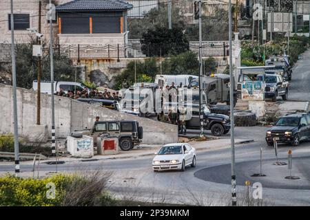 Naplouse, Palestine. 04th mars 2023. Les forces armées israéliennes sont déployées dans la ville de Hawara et ses environs après que les colons juifs extrémistes aient demandé une attaque contre la ville de Hawara, au sud de la ville de Naplouse, en Cisjordanie occupée. Crédit : SOPA Images Limited/Alamy Live News Banque D'Images