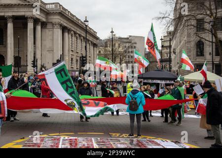 Londres, Royaume-Uni - 4 mars 2023 : des centaines de monarchistes iraniens-britanniques se sont rassemblés sur la place Trafalgar pour dénoncer la République islamique d'Iran. Ils ont tenu des photos du prince héritier Reza Pahlavi et Mahsa Amini ainsi que des photos des victimes des récentes manifestations en Iran. Ils brandisèrent le drapeau du Lion et du Soleil de l'Iran. Le Lion et le Soleil sont un ancien symbole iranien qui était sur le drapeau iranien depuis des siècles, mais qui a été changé après la Révolution islamique en 1979. Les manifestants ont appelé à la restauration de la monarchie iranienne et ont scandé des slogans contre le régime actuel. Crédit: Sinai Noor/Alamy Banque D'Images