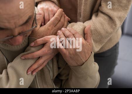 Deux personnes main dans la main. homme âgé et femme de soutien Banque D'Images