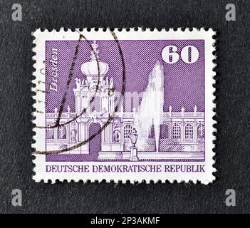 Timbre-poste annulé imprimé par l'Allemagne de l'est, qui montre Dresde, vers 1974. Banque D'Images